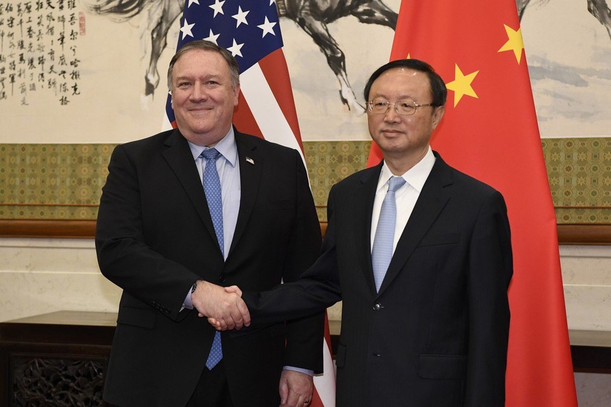 Ông Dương Khiết Trì (phải) trong cuộc gặp Ngoại trưởng Mỹ Mike Pompeo vào tháng 11 năm ngoái tại New York. (Ảnh: AP)
