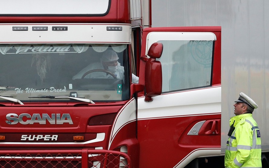 Đầu chiếc xe tải chở 39 người nhập cư thiệt mạng