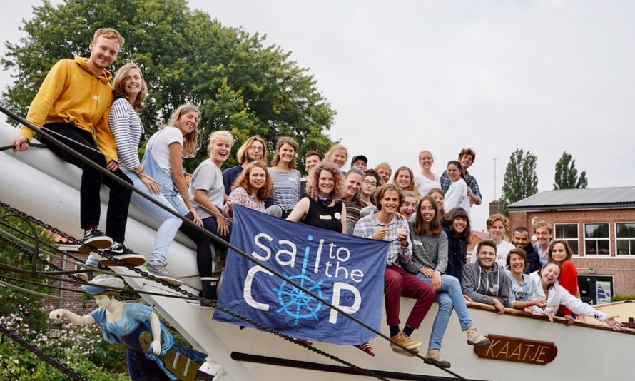 Nhóm hoạt động môi trường trẻ tuổi đi bằng thuyền buồm đến Chile để dự hội nghị về biến đổi khí hậu. (Ảnh: Guardian)