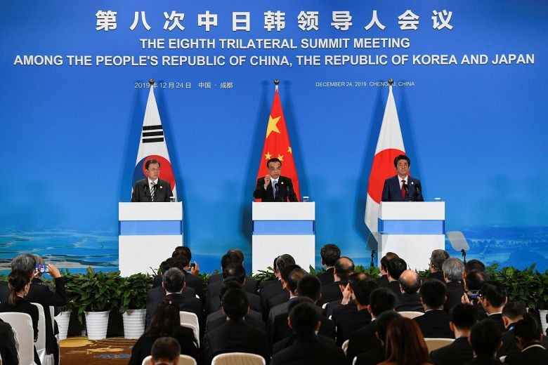 Lãnh đạo 3 nước Trung Quốc, Nhật Bản và Hàn Quốc trong cuộc họp báo chung ngày 24/12. (Ảnh: Reuters)