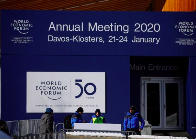 Lực lượng an ninh đứng gác trước trung tâm sẽ diễn ra Diễn đàn kinh tế thế giới tại Davos năm 2020. (Ảnh: Reuters)
