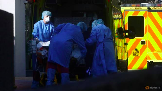 Nhân viên y tế vận chuyển bệnh nhân bên ngoài bệnh viện St. Thomas ở London hôm 26/3. (Ảnh: Reuters)
