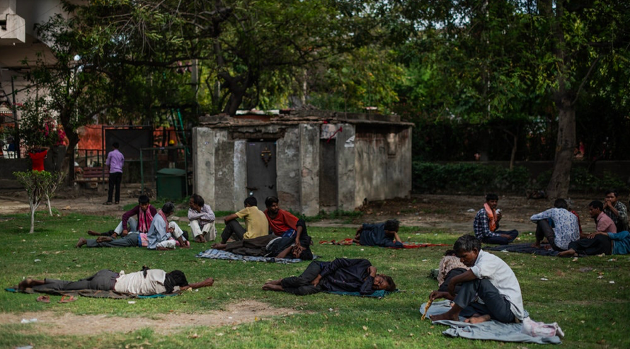 Những người vô gia cư nằm la liệt trong một công viên ở Delhi vào tuần trước (Ảnh: NYT)