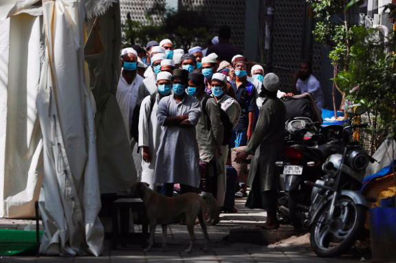 Các tín đồ Hồi giáo ở Ấn Độ xếp hàng để được đưa đi lấy mẫu xét nghiệm. (Ảnh: Reuters)