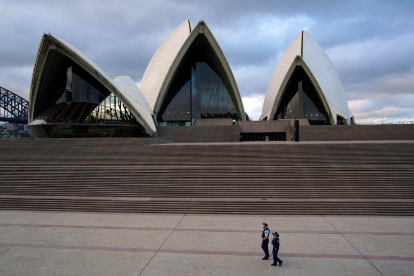 Quang cảnh vắng vẻ trước sân nhà hát opera Sydney trong bối cảnh Úc triển khai các biện pháp hạn chế xã hội để ngăn chặn dịch COVID-19. (Ảnh: Reuters) 