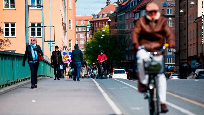 Người dân qua lại một cây cầu ở Stockholm, Thụy Điển, ngày 11/5. (Ảnh: CNN)