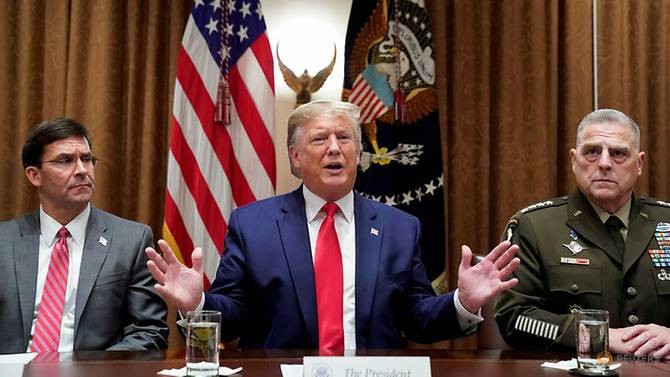 Tổng thống Mỹ Donald Trump (giữa) cùng Bộ trưởng Quốc phòng Mỹ Mark Esper (bìa trái) và Chủ tịch Hội đồng tham mưu trưởng Mark Milley trong một cuộc họp ở Nhà Trắng vào tháng 10/2019. (Ảnh: Reuters)