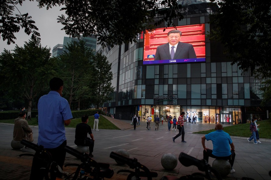 Người dân Bắc Kinh theo dõi qua màn hình Chủ tịch Trung Quốc Tập Cận Bình phát biểu trước quốc hội. (Ảnh: Reuters) 