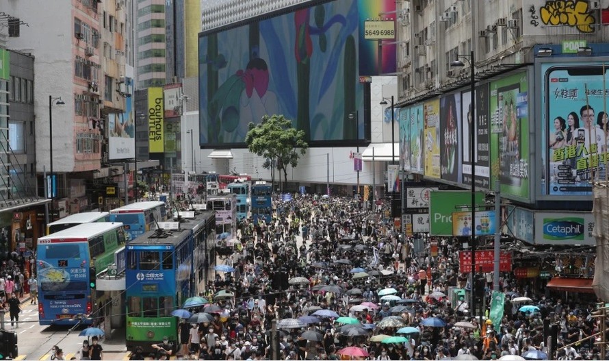 Người Hong Kong xuống đường biểu tình cuối tuần qua để phản đối luật an ninh quốc gia mới. (Ảnh: SCMP)