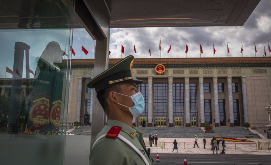 Bảo đảm an ninh trước toà nhà nơi quốc hội Trung Quốc đang họp. (Ảnh: AP)