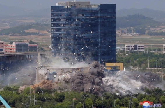 Hình ảnh văn phòng liên lạc chung bị Triều Tiên phá hủy ngày 16/6. (Ảnh: KCNA)