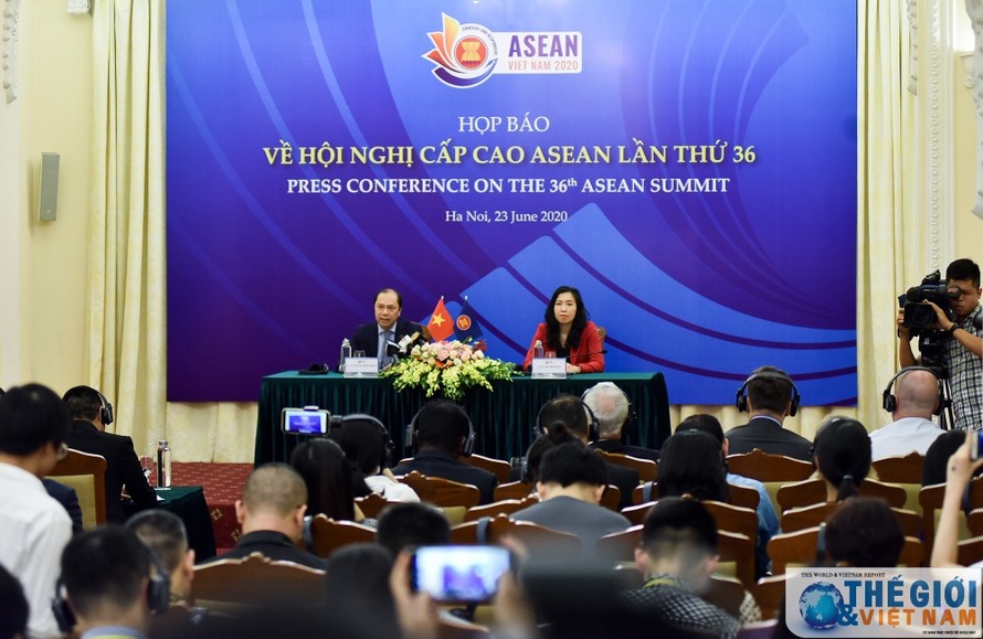 Thứ trưởng Nguyễn Quốc Dũng (trái) chủ trì họp báo chiều 23/6 về Hội nghị cấp cao ASEAN lần thứ 36. (Ảnh: Baoquocte)