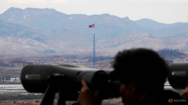 Cột cờ Triều Tiên nhìn từ khu phi quân sự phía Hàn Quốc. (Ảnh: Reuters)