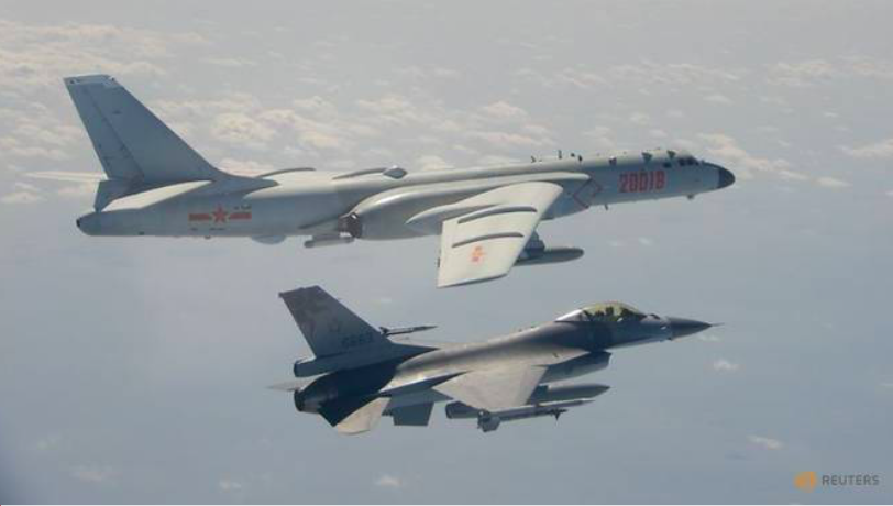 Một chiếc máy bay ném bom H-6 của Trung Quốc bay gần một chiếc F-16 của Đài Loan ngày 10/2/2020.