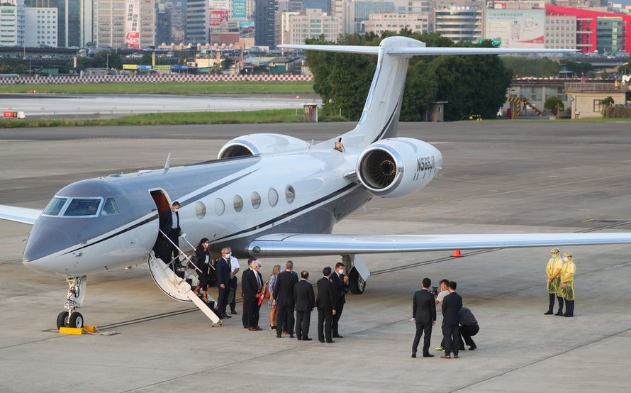 Đoàn quan chức Mỹ do Thứ trưởng Keith Krach dẫn đầu đáp xuống sân bay Đài Bắc ngày 17/9. (Ảnh: AP)