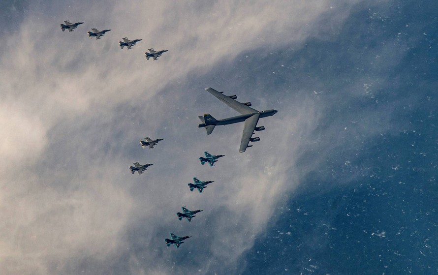 Các máy bay ném bom B-52 và máy bay chiến đấu F-16 từ căn cứ Misawa tham gia một chiến dịch diễn tập hồi tháng 2. (Ảnh: Reuters) 