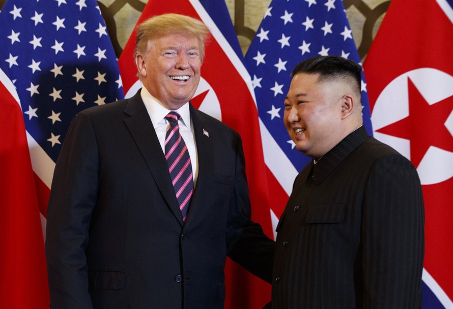 Ông Kim Jong Un và Tổng thống Mỹ Donald Trump trong cuộc gặp ở Hà Nội. (Ảnh: AP)