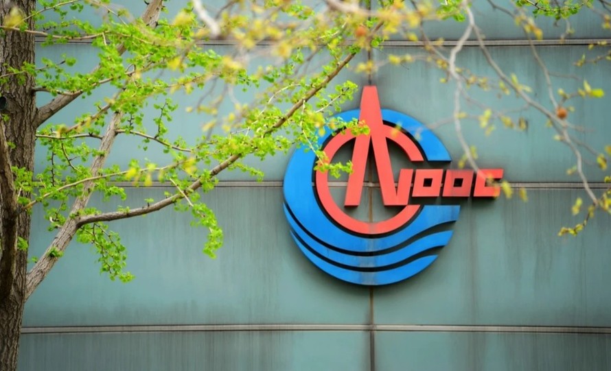 Logo của CNOOC trước trụ sở tại Bắc Kinh. (Ảnh: Reuters)