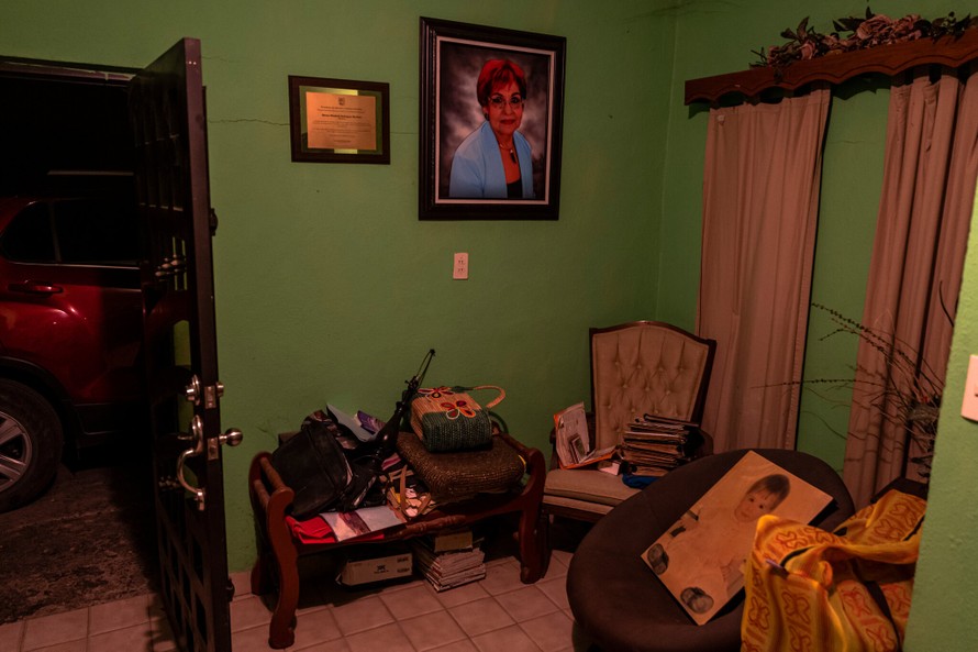 Bức ảnh chân dung bà Miriam Rodríguez được treo trên tường nhà bà. (Ảnh: NYT)