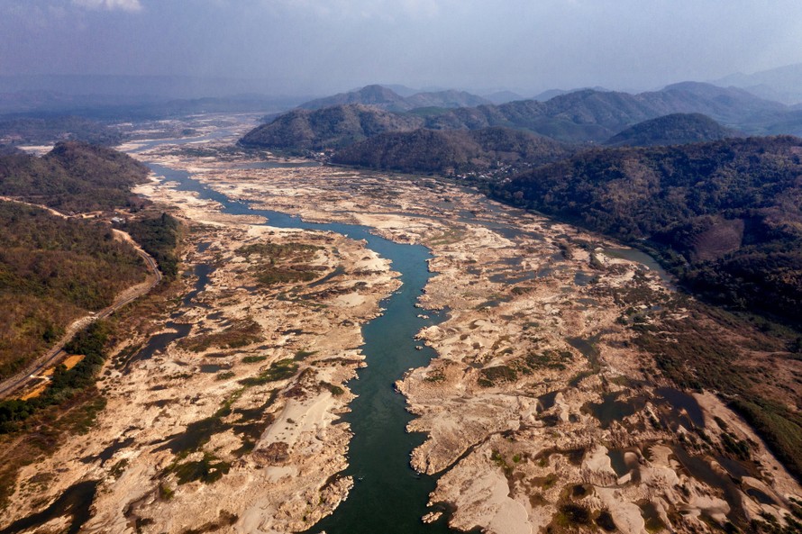 Một khúc sông Mekong cạn khô vào đầu năm 2020. (Ảnh: NYT)