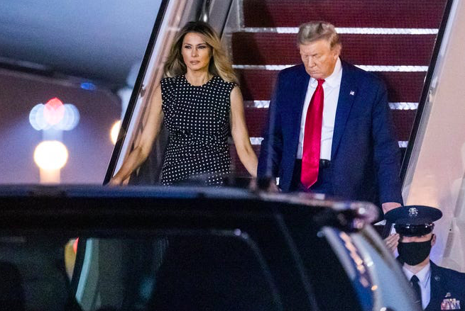Tổng thống Donald Trump và Đệ nhất phu nhân Melania bước xuống từ chuyên cơ để đến Palm Beach 