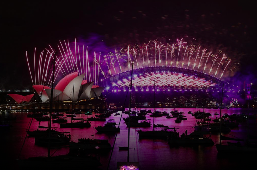 Màn bắn pháo hoa hoành tráng tại nhà hát opera Sydney không có đông người xem trực tiếp như mọi năm. (Ảnh: Reuters)