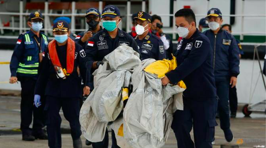 Lực lượng cứu hộ Indonesia vớt được bộ phận của chiếc máy bay xấu số. (Ảnh: Reuters)
