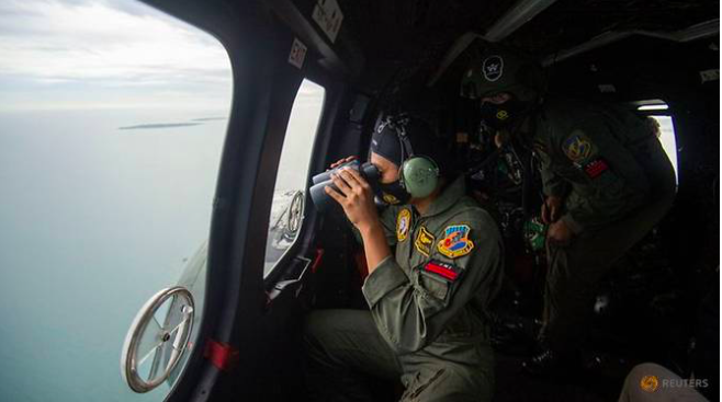Không quân Indonesia tìm kiếm ở khu vực máy bay mất tích. (Ảnh: Reuters)