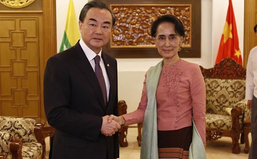 Ngoại trưởng Trung Quốc Vương Nghị và Cố vấn Nhà nước Myanmar Aung San Suu Kyi 