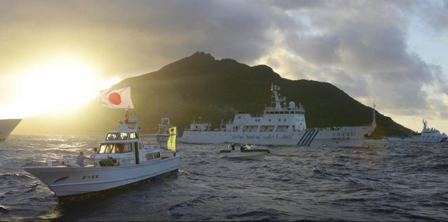 Một tàu cá Nhật Bản giáp mặt với nhóm tàu hải cảnh Trung Quốc ở quần đảo Senkaku/Điếu Ngư hồi năm 2013. (Ảnh: Reuters)