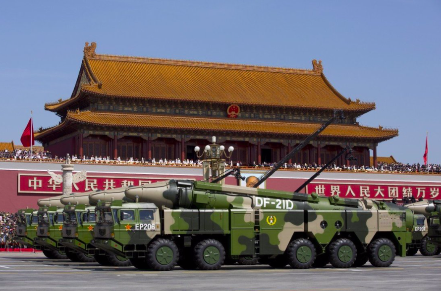 "Sát thủ diệt hạm" DF-21 xuất hiện trong cuộc diễn binh năm 2015 ở Bắc Kinh. (Ảnh: AP)