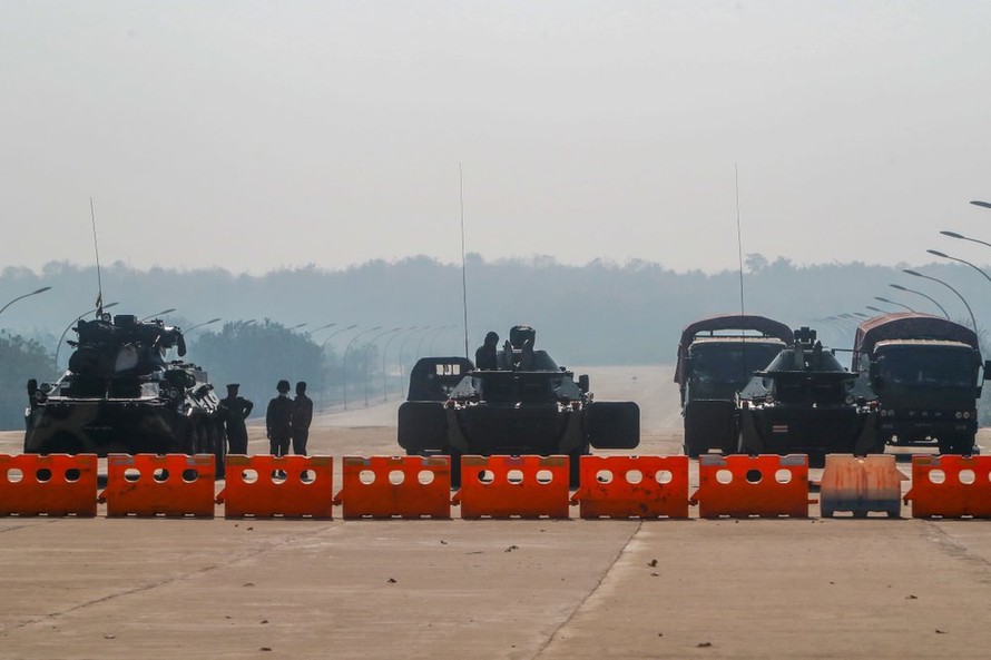 Quân đội Myanmar đóng chốt chặn trên các tuyến phố. (Ảnh: AP)