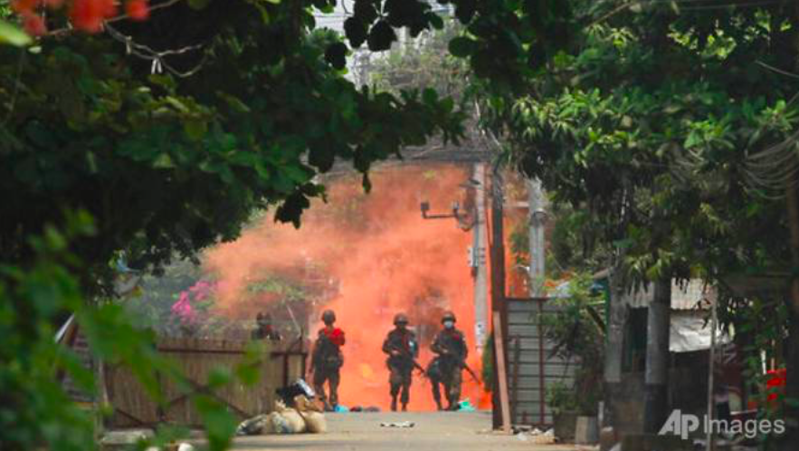 Binh lính Myanmar tiến về phía người biểu tình ở Yangon ngày 30/3. (Ảnh: AP)