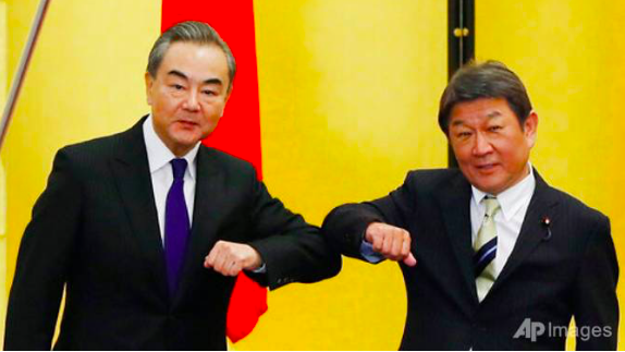 Hai ngoại trưởng Trung Quốc và Nhật Bản trong một dịp gặp. (Ảnh: AP)