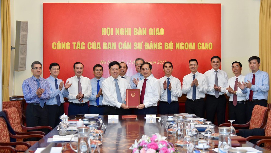Phó Thủ tướng Phạm Bình Minh bàn giao công việc cho người kế nhiệm Bùi Thanh Sơn. (Ảnh: Mofa)