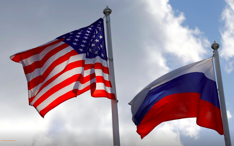 Quốc kỳ của Mỹ (trái) và Nga. (Ảnh: Reuter)