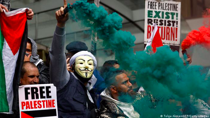 Biểu tình trước đại sứ quán Israel ở London để phản đối các hành động tấn công vào Gaza. (Ảnh: Getty Images)