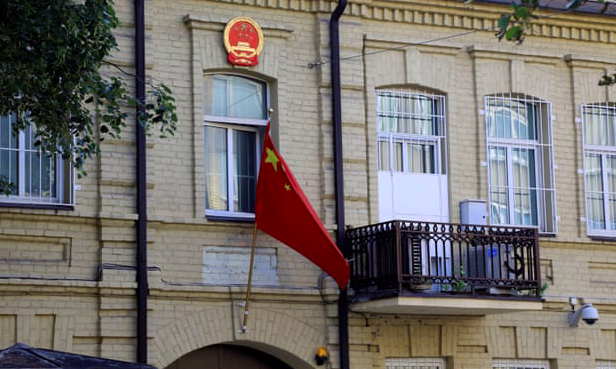 Trước đại sứ quán Trung Quốc ở Vilnius, Lithuania. (Ảnh: EPA)