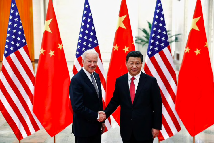 Ông Tập Cận Bình (phải) và ông Joe Biden trong một cuộc gặp năm 2013. (Ảnh: Reuters)