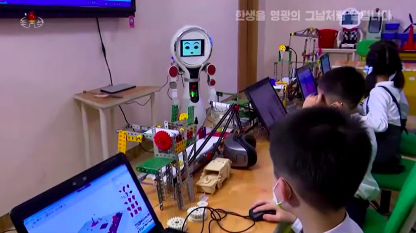 Robot đang dạy cho trẻ em trong một lớp học ở Triều Tiên. (Ảnh: Reuters)