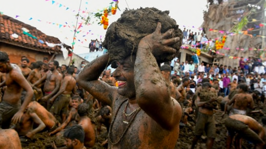 Người dân làng Gumatapura háo hức với hội ném phân bò. (Ảnh: Hindustantimes)