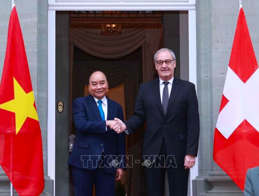 Tổng thống Thuỵ Sĩ Guy Parmelin đón Chủ tịch nước Nguyễn Xuân Phúc. (Ảnh: TTXVN)