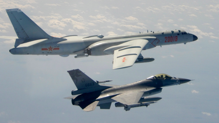 Một chiếc F-16 của Đài Loan bay gần máy bay ném bom H-16 của Bắc Kinh hồi tháng 2/2020. (Ảnh: AP)