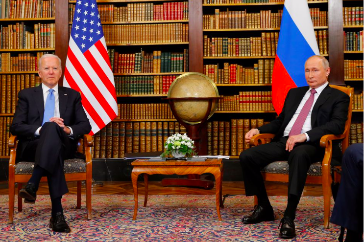 Tổng thống Nga Vladimir Putin (phải) và Tổng thống Mỹ Joe Biden trong cuộc gặp tại Thuỵ Sĩ hồi tháng 6. (Ảnh: Reuters)