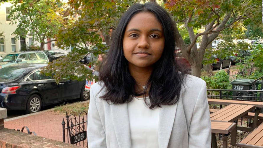 Lakshmi Parvathinathan, 19 tuổi, nói rằng nỗ lo bị trục xuất khỏi Mỹ khiến cô mất cả tuổi thơ. (Ảnh: CNN)