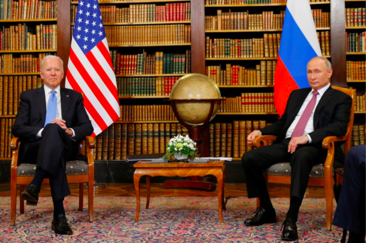 Tổng thống Mỹ Joe Biden (trái) và Tổng thống Nga Vladimir Putin trong cuộc thượng đỉnh trực tiếp hồi tháng 6 tại Geneva. (Ảnh: Reuters)