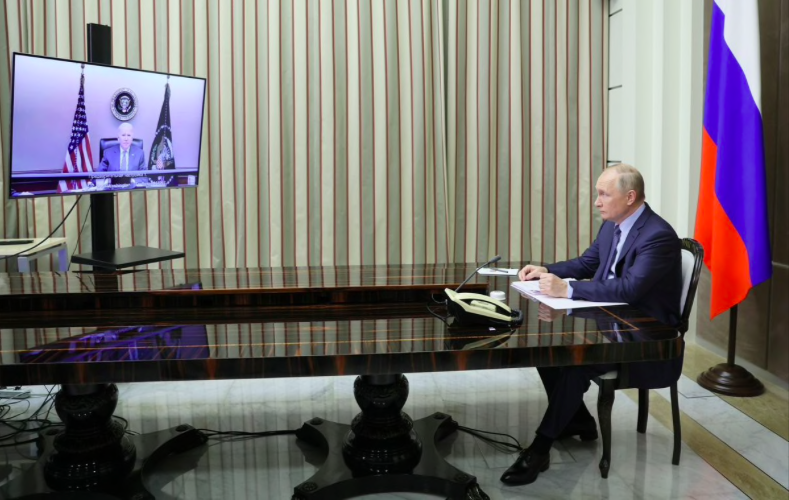 Tổng thống Nga Vladimir Putin trong cuộc gặp trực tuyến với người đồng cấp Mỹ Joe Biden. (Ảnh: Reuters)