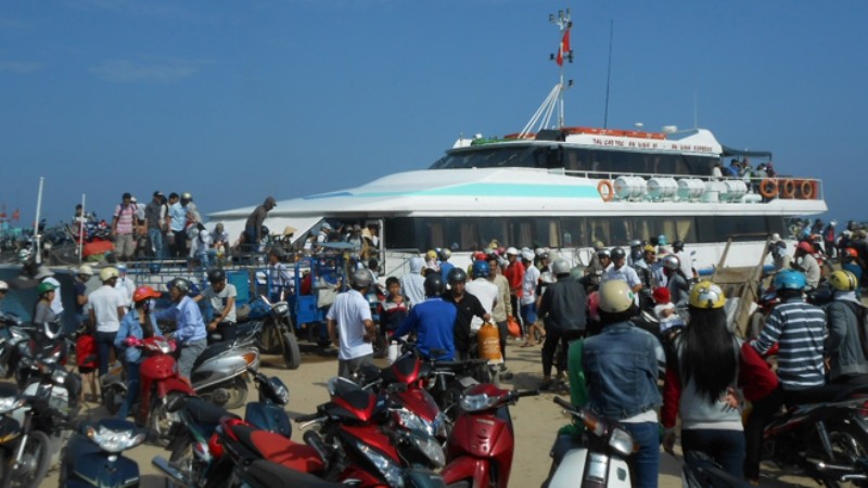 Tàu cao tốc chở khách ra đảo Lý sơn dịp lễ 30/4.