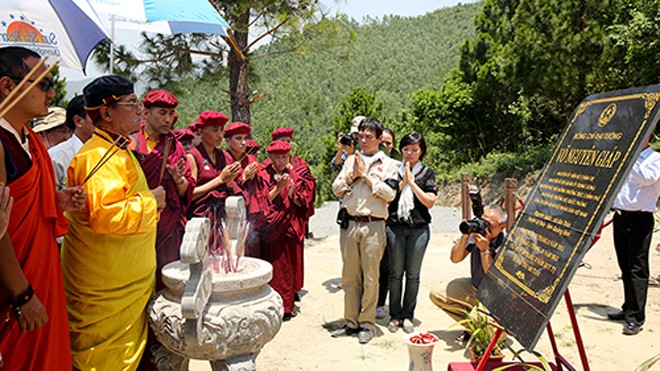 Pháp vương Gyalwang Drukpa cùng tăng đoàn thắp hương và tụng kinh vãng sinh tại mộ Đại tướng Võ nguyên Giáp. Ảnh: Drukpa Việt Nam.