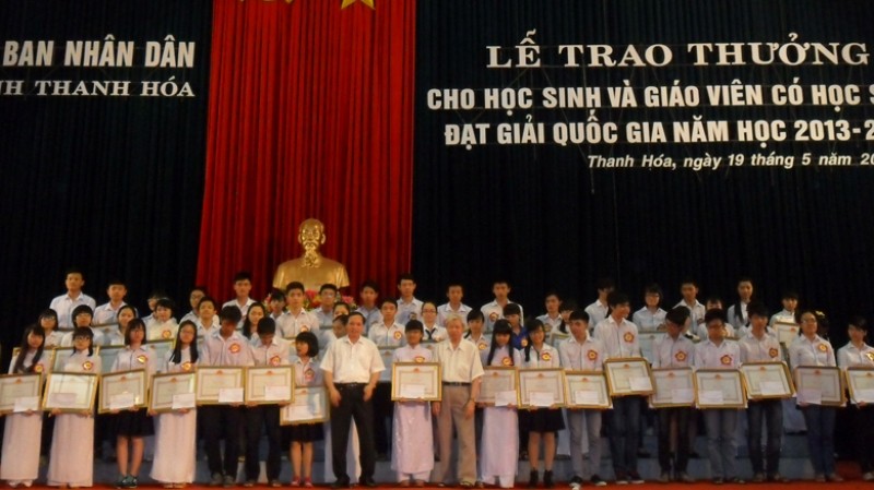 Lãnh đạo UBND tỉnh trao giải cho các học sinh đạt giải trong kỳ thi quốc gia năm học 2013-2014. Ảnh: Phạm Nhài.